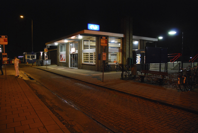 904822 Gezicht op het N.S.-station Veenendaal-De Klomp te De Klomp (gemeente Ede), bij avond.